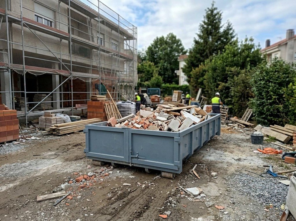 Foto 1 Contenedores de escombros y poda para obras en Ourense