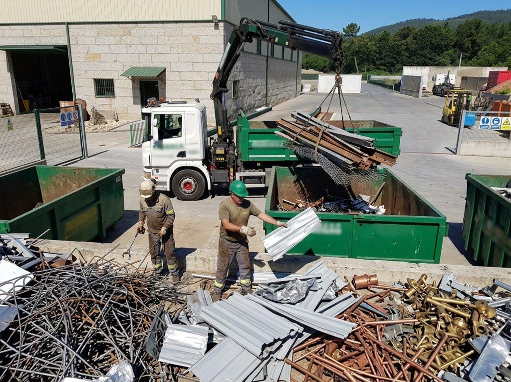 Foto 1 Gestión y clasificación de residuos metálicos en O Carballiño